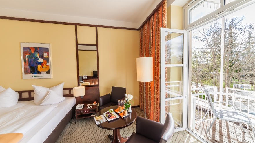 Classic-Zimmer mit Balkon zum Kurpark im relexa hotel Bad-Steben Classic-Zimmer Fensteransicht relexa hotel Bad-Steben